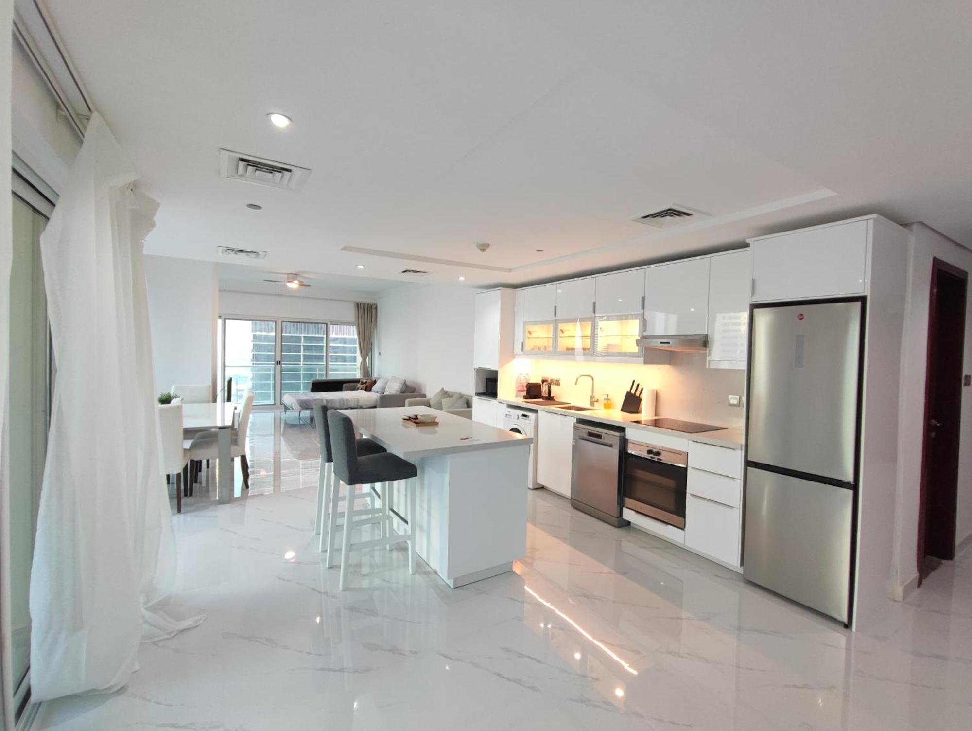 One Bedroom Apartment With Pool & Gym Near Marina Дубай Екстериор снимка