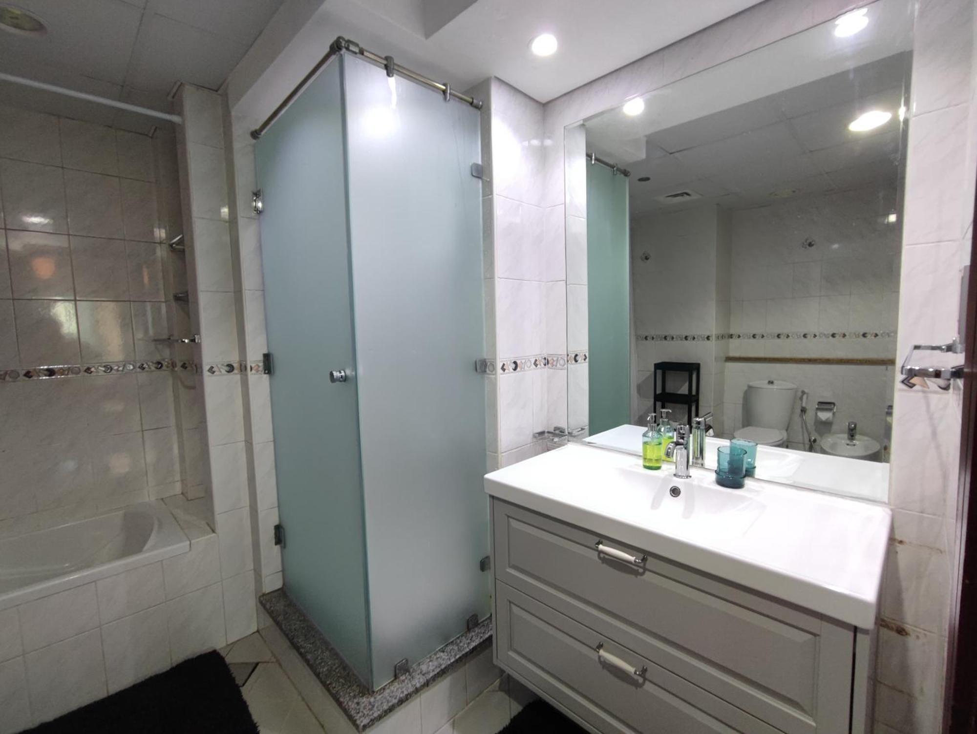 One Bedroom Apartment With Pool & Gym Near Marina Дубай Екстериор снимка